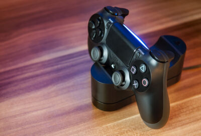 Die offizielle Ladestation für zwei PS4 Controller