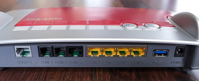 FritzBox 7490 Router: Die zahlreichen Anschlüsse der Box