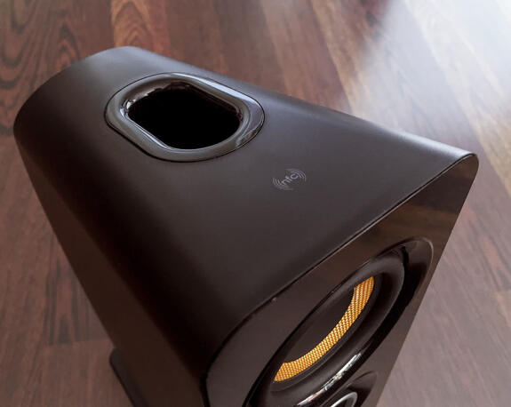 Creative T50 Wireless Lautsprecher: Das Bassreflexrohr auf der Oberseite