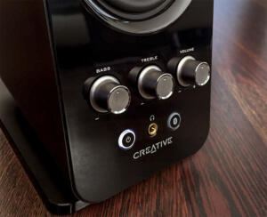 Creative T50 Wireless Lautsprecher: Die Bedienelemente auf der Vorderseite