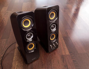 Creative T50 Wireless Lautsprecher: Die Boxen sind mit einer Höhe von etwa 32 cm relativ groß