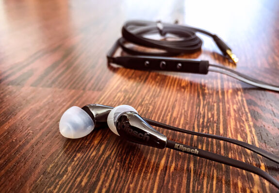 Klipsch X7i In-Ear Kopfhörer: Die Kopfhörer, Fernbedienung für iPhone/iPad/iPod und der vergoldete Klinken-Stecker