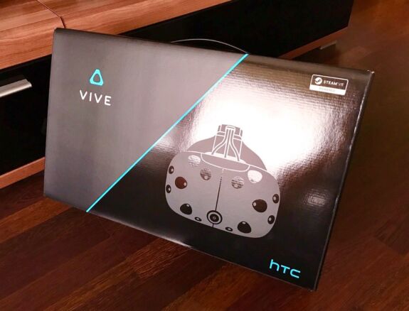 HTC Vive im Test: Die HTC Verpackung von vorne