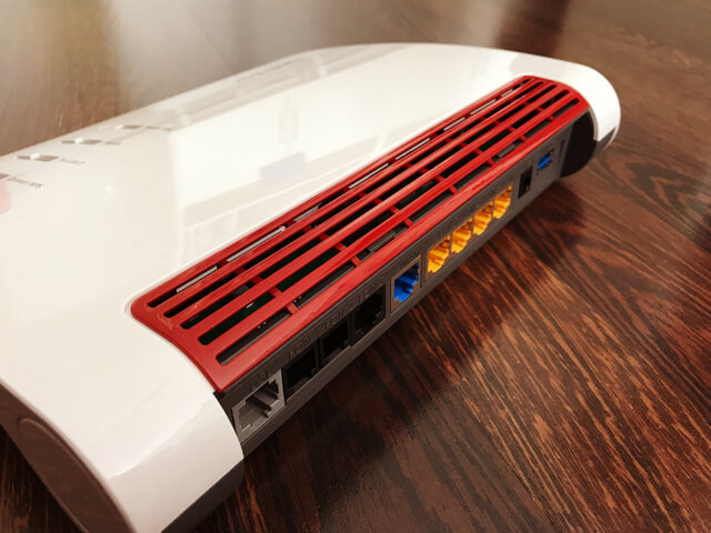 Die Vorderseite des Routers mit Lüftungsschlitzen