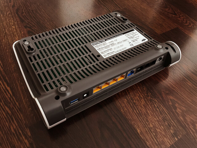 FritzBox 7590 (Unterseite mit Lüftungsschlitzen)