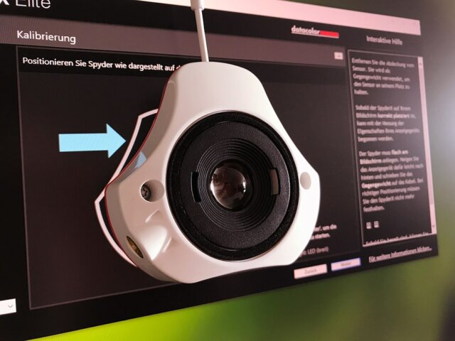 SpyderX Elite: Die neue Linse (hier bewusst falsch herum am Monitor platziert)