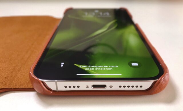 KAVAJ Dallas für das iPhone 13 Pro: Der Lightning-Anschluss ist zwar gut erreichbar, dafür bleibt aber der komplette untere Bereich des iPhones ungeschützt.