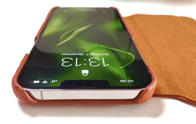 KAVAJ Dallas Hülle: Leider bleiben Bereiche des iPhone-Rahmens komplett ungeschützt.
