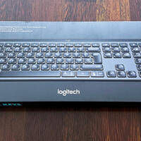 Die Außenverpackung der Logitech MX Keys Tastatur