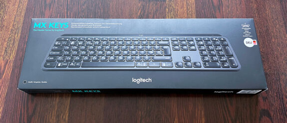 Die Außenverpackung der Logitech MX Keys Tastatur