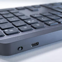 Logitech MX Keys im Test: Die Tastatur bietet einen USB-C Anschluss und einen stabilen Ein- und Ausschalter an der oberen rechten Ecke