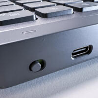 Logitech MX Keys im Test: Die Tastatur bietet einen USB-C Anschluss und einen stabilen Ein- und Ausschalter an der oberen rechten Ecke (Detailaufnahme)
