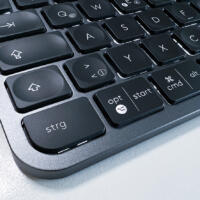 Logitech MX Keys im Test: Detailaufnahme der unteren linken Seite der Tastatur mit abgerundeten Ecken