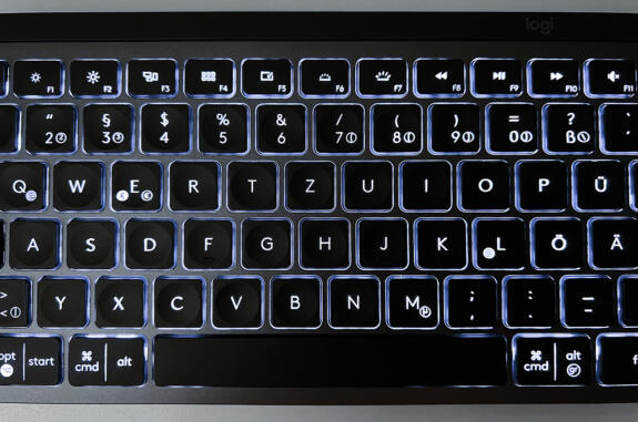 Die beleuchtete Tastatur bietet sieben Helligkeitsstufen