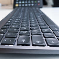 Logitech MX Keys im Test: Detailaufnahme der Tastatur von der Seite