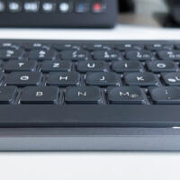 Logitech MX Keys im Test: Nahaufnahme der Tastatur flach von vorne
