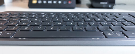 Logitech MX Keys im Test: Nahaufnahme der Tastatur flach von vorne