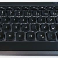 Logitech MX Keys im Test: Detailaufnahme der beleuchteten Tasten der flachen Tastatur