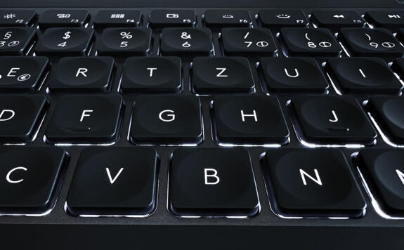 Detailaufnahme der beleuchteten Tasten der flachen, beleuchteten MX Keys Tastatur