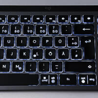 Logitech MX Keys im Test: Die Beleuchtung der flachen Tastatur ist gelungen, strahlt aber an den Rändern der Tasten hindurch