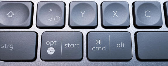 Die flache Tastatur bietet eine kombinierte Beschriftung der Windows- und Mac-Tasten