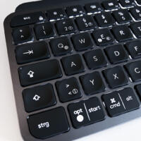 Logitech MX Keys im Test: Beleuchtete Tasten der flachen Tastatur in Detailaufnahme