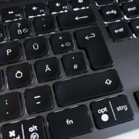 Logitech MX Keys im Test: Beleuchtete Tasten der flachen Tastatur in Detailaufnahme