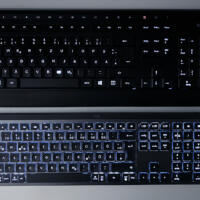 Logitech MX Keys im Test: Vergleich der Beleuchtung mit Fujitsu K740 Tastatur