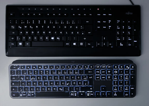 Vergleich der Beleuchtung mit Fujitsu K740 Tastatur: Die maximale Helligkeit der MX Keys ist deutlich heller, leuchtet aber leider an den Rändern jeder einzelnen Taste hindurch und ist dadurch im Vergleich zur Fujitsu K740 schwerer lesbar.