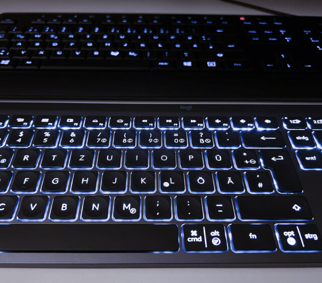 Vergleich der Hintergrundbeleuchtung der MX Keys mit der Fujitsu K740 Tastatur - im Vergleich dringt das Licht der MX Keys leider an den Rändern der Tasten nach außen