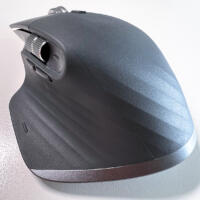 Logitech MX Master 3 im Test: Der hintere Bereich der Maus besteht aus einer gummierten Oberfläche und soll vor einem Verrutschen der Hand schützen