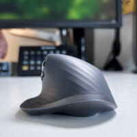 Logitech MX Master 3 im Test: Die Rückseite der Maus auf einem Schreibtisch