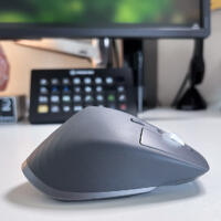 Logitech MX Master 3 im Test: Die rechte Seite der Maus auf einem Schreibtisch