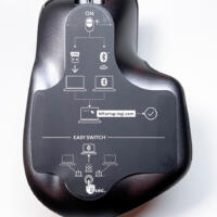 Logitech MX Master 3 im Test: Unterhalb der Maus befindet sich eine einfache Anleitung zur Verbindung über Bluetooth oder Unifying mit bis zu drei Geräten