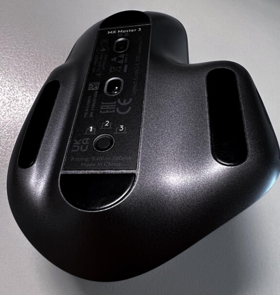 Unterhalb der Maus findet man den Knopf zum Umschalten zwischen bis zu drei Geräten - die Zahl des aktuell verbundenen Gerätes leuchtet hell auf