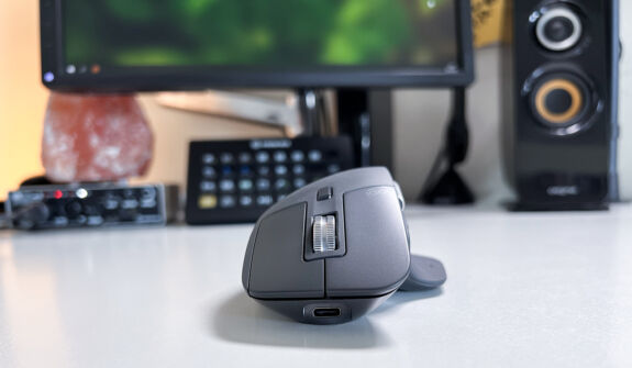 Ansicht der Maus von vorne mit USB-C Ladeanschluss