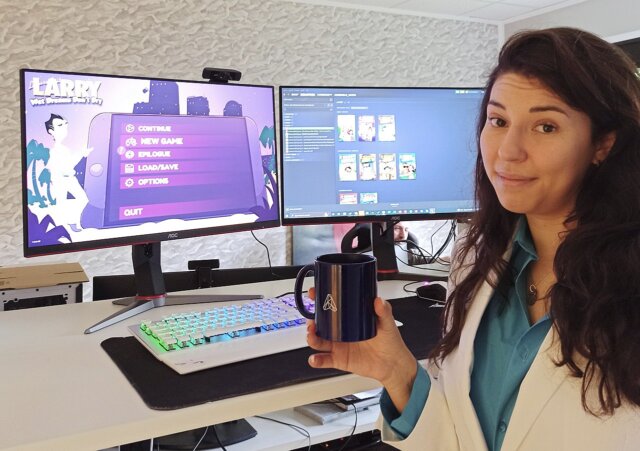 Maria Zubova, PR Managerin von Assemble Entertainment (hier übrigens im Anzug von Larry Laffer aus dem Spiel "Leisure Suit Larry: Wet Dreams Don´t Dry")
