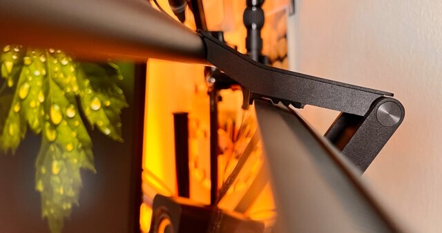 Schön zu erkennen: Hier rutscht gar nichts. Die gummierte Auflagefläche schützt zudem vor Kratzspuren am Monitorrand