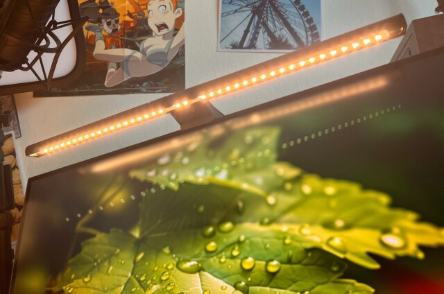 BenQ ScreenBar Pro im Test: Blick unter die ScreenBar mit Blick auf die leuchtenden LEDs