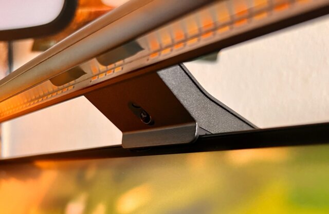 Blick unter die ScreenBar mit Blick auf die ausgeschalteten LEDs