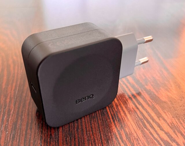 BenQ ScreenBar Pro im Test: Das mitgelieferte Netzteil mit USB C-Anschluss (seitlich)