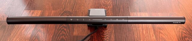 BenQ ScreenBar Pro im Test: Die ScreenBar in voller Breite mit Sicht auf die Bedienelemente