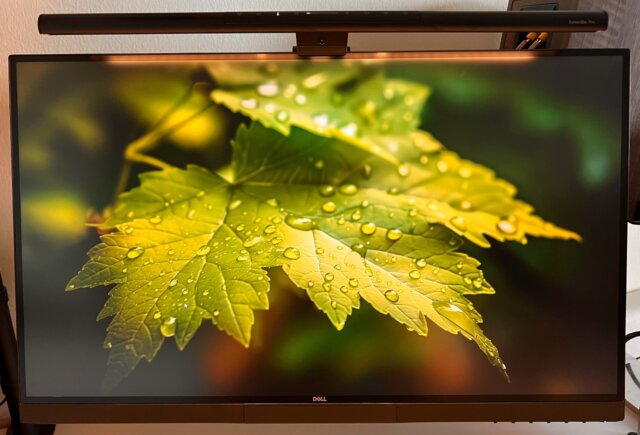 BenQ ScreenBar Pro im Test: Mittig gedreht (so dass die LEDs nicht sichtbar sind)