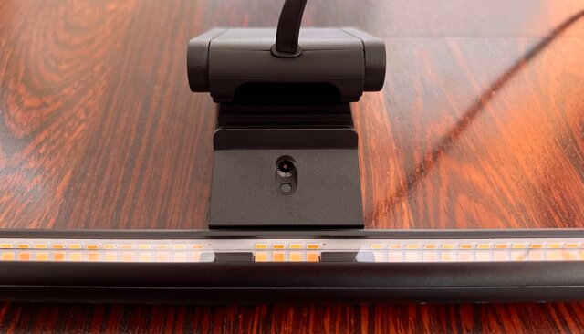 BenQ ScreenBar Pro im Test: Die Unterseite zeigt den Sensor der ScreenBar