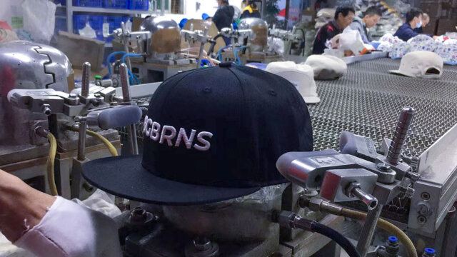 Caps und Mützen von BigBrains werden bei sorgfältiger Kontrolle in China produziert.