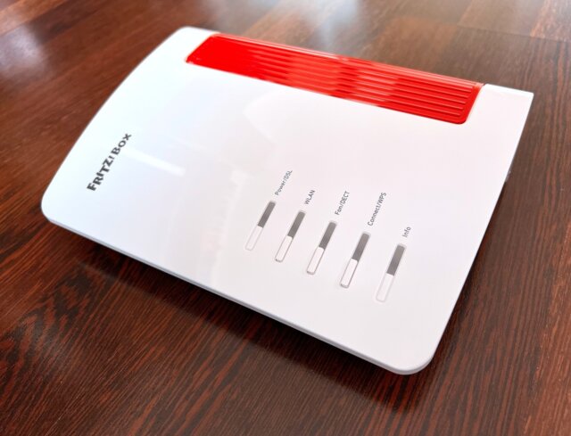 Fritzbox 7690 Test: Ansicht von oben rechts (LEDs für DSL, WLAN, Telefon, Connect und Info)