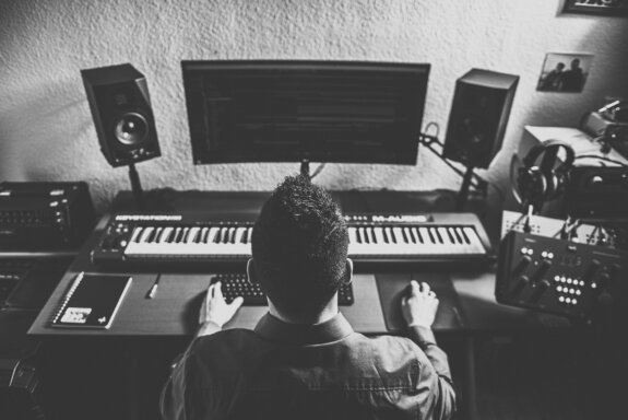 Tom Stossno komponiert die Musik zu seinem Point & Click Adventure "The Adventures of Bryan Scott" selbst.